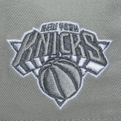 Mitchell & Ness - New York Knicks Thunderstorm Head Coach Pro Crown Snapback Hat - Gray