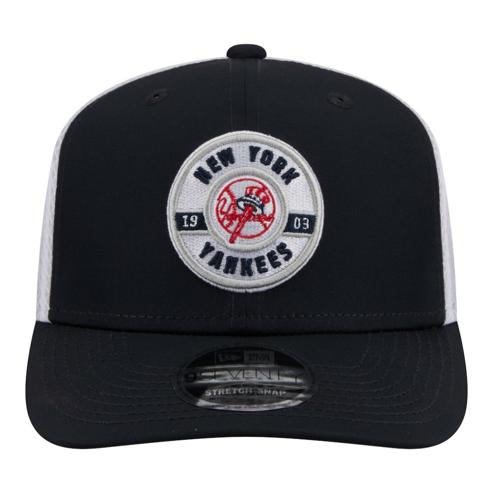 New York Yankees New Era Active 9SEVENTY Adjustable Trucker Hat Lifestyle