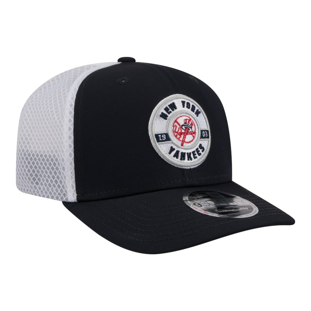 New York Yankees New Era Active 9SEVENTY Adjustable Trucker Hat Lifestyle