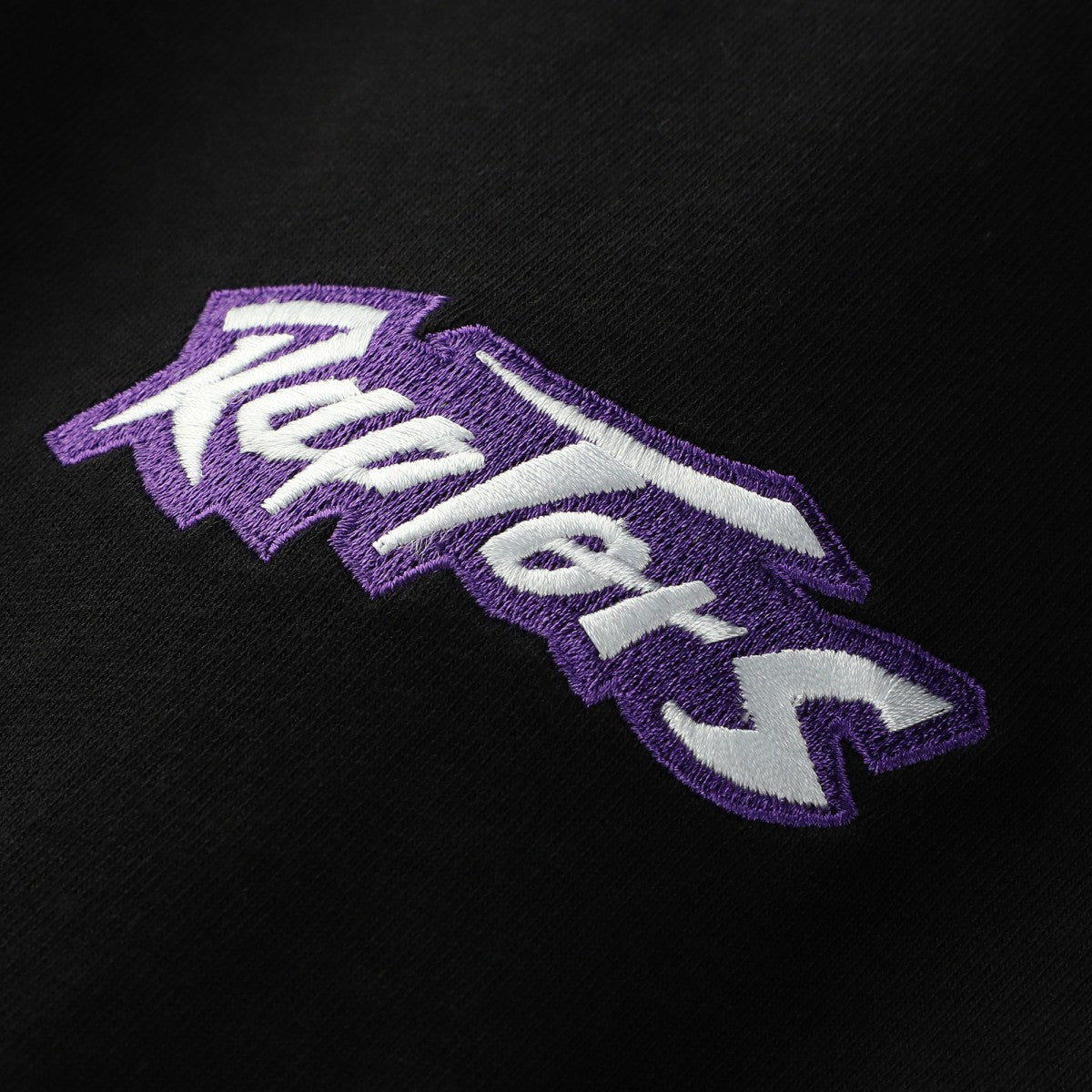 Mitchell & Ness - Toronto Raptors Unisex Playmaker Vintage Logo T-Shirt - Black