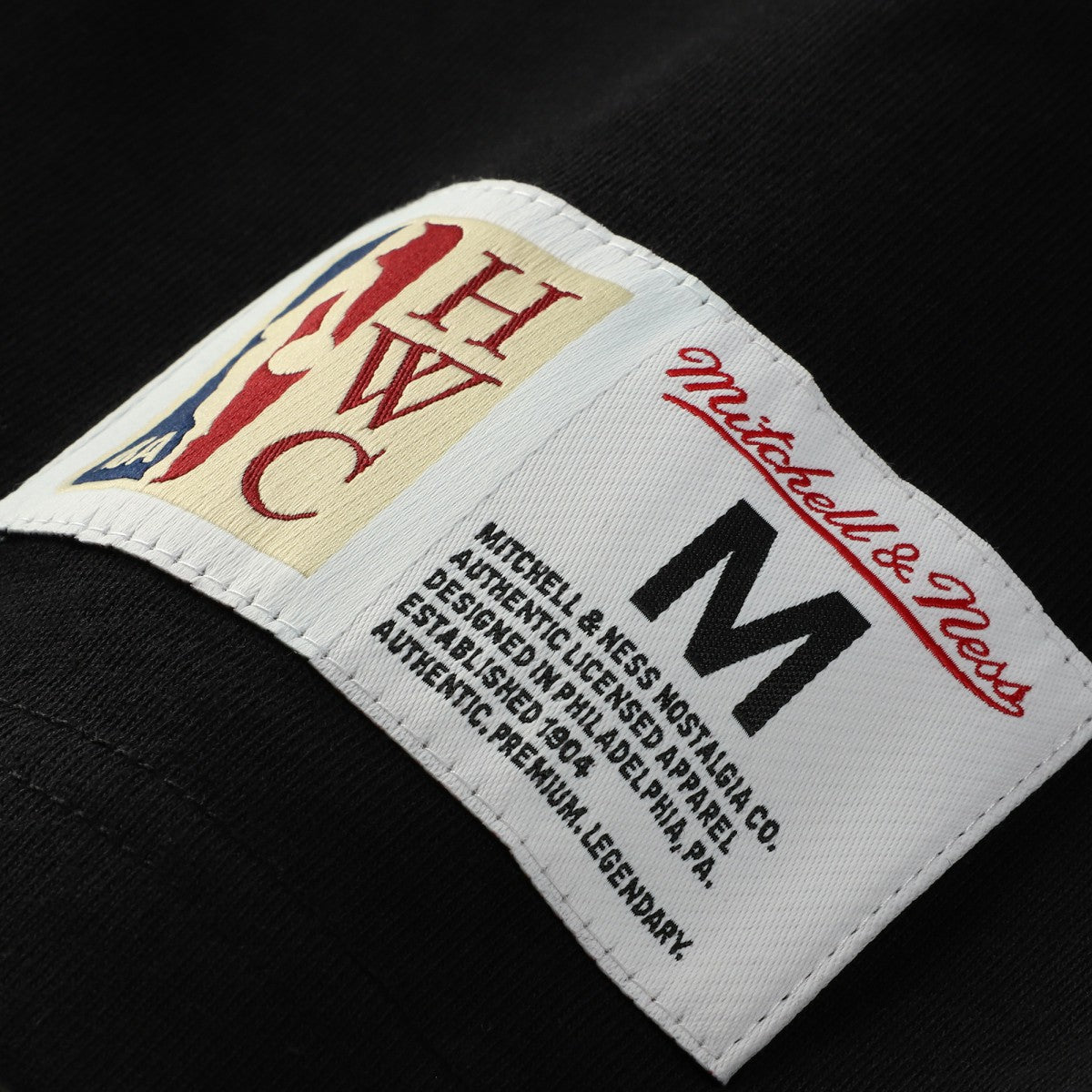 Mitchell & Ness - Toronto Raptors Unisex Playmaker Vintage Logo T-Shirt - Black