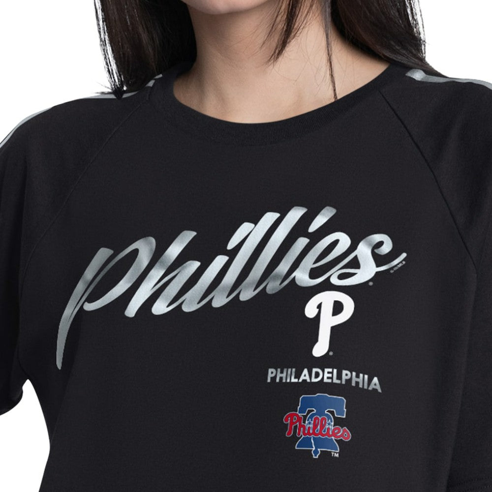 Philadelphia Phillies G-III 4Her by Carl Banks Women's Classic Play Cropped T-Shirt Lifestyle