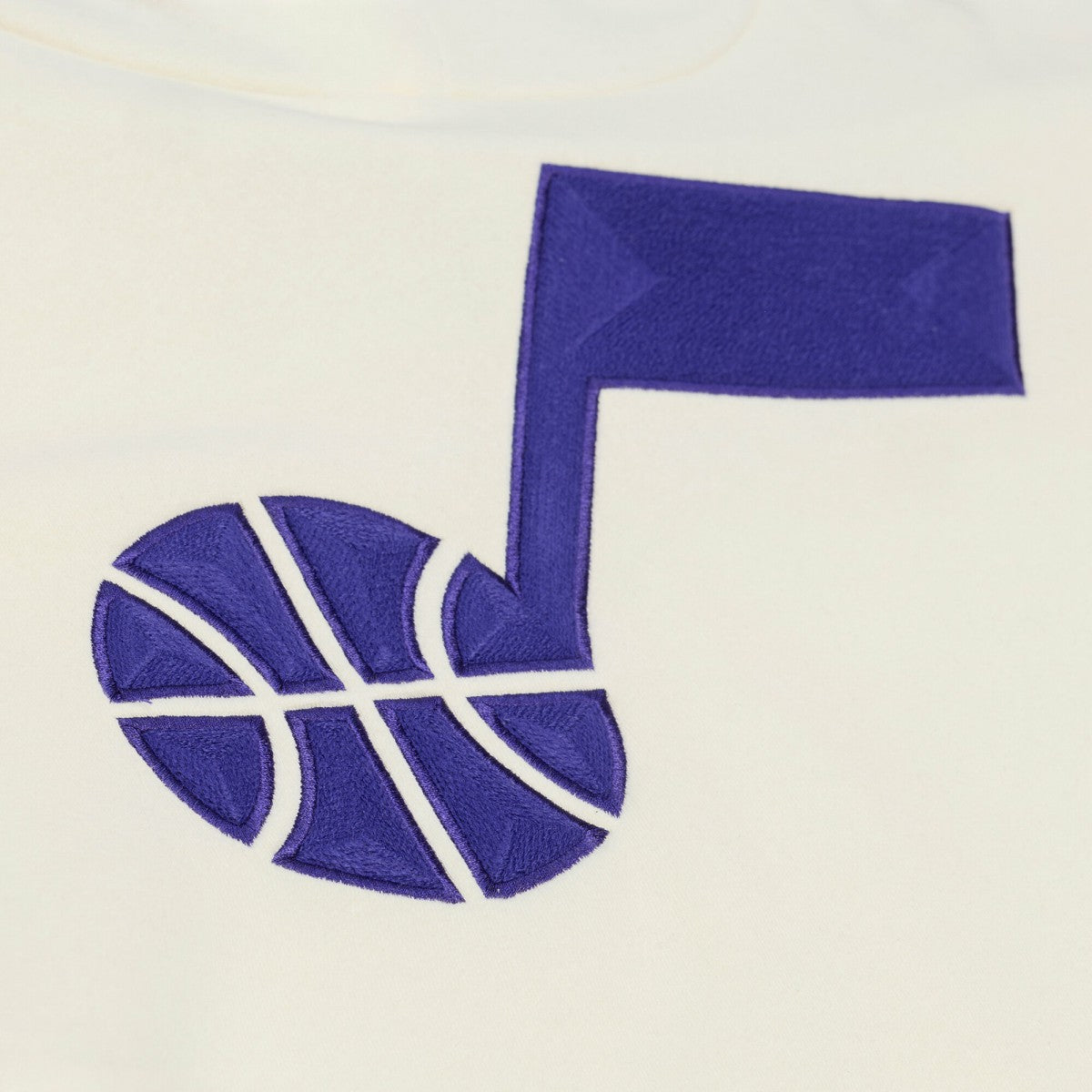 Mitchell & Ness - Utah Jazz Hardwood Classics Chainstitch Premium Fleece Hoodie - Cream