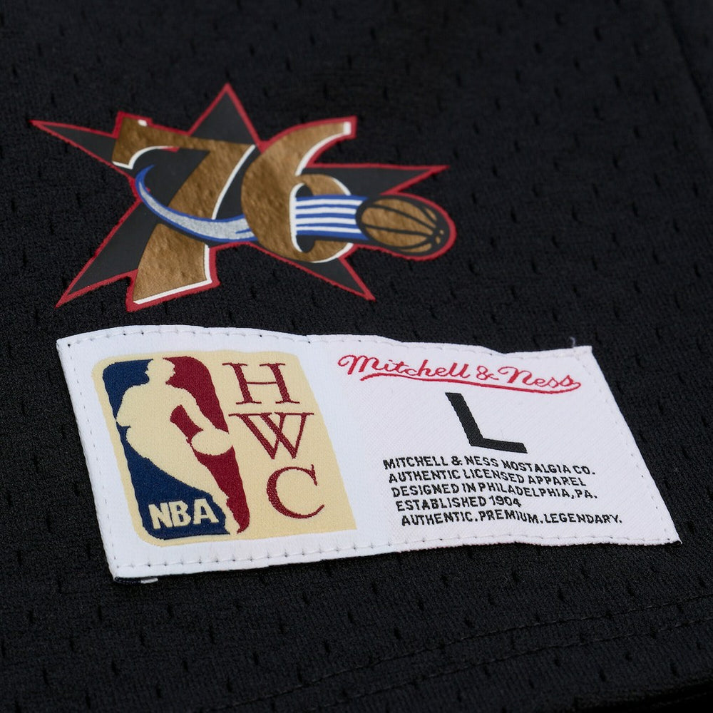 Mitchell & Ness - Allen Iverson Philadelphia 76ers Mesh Name & Number Short Sleeve Hoodie - Black