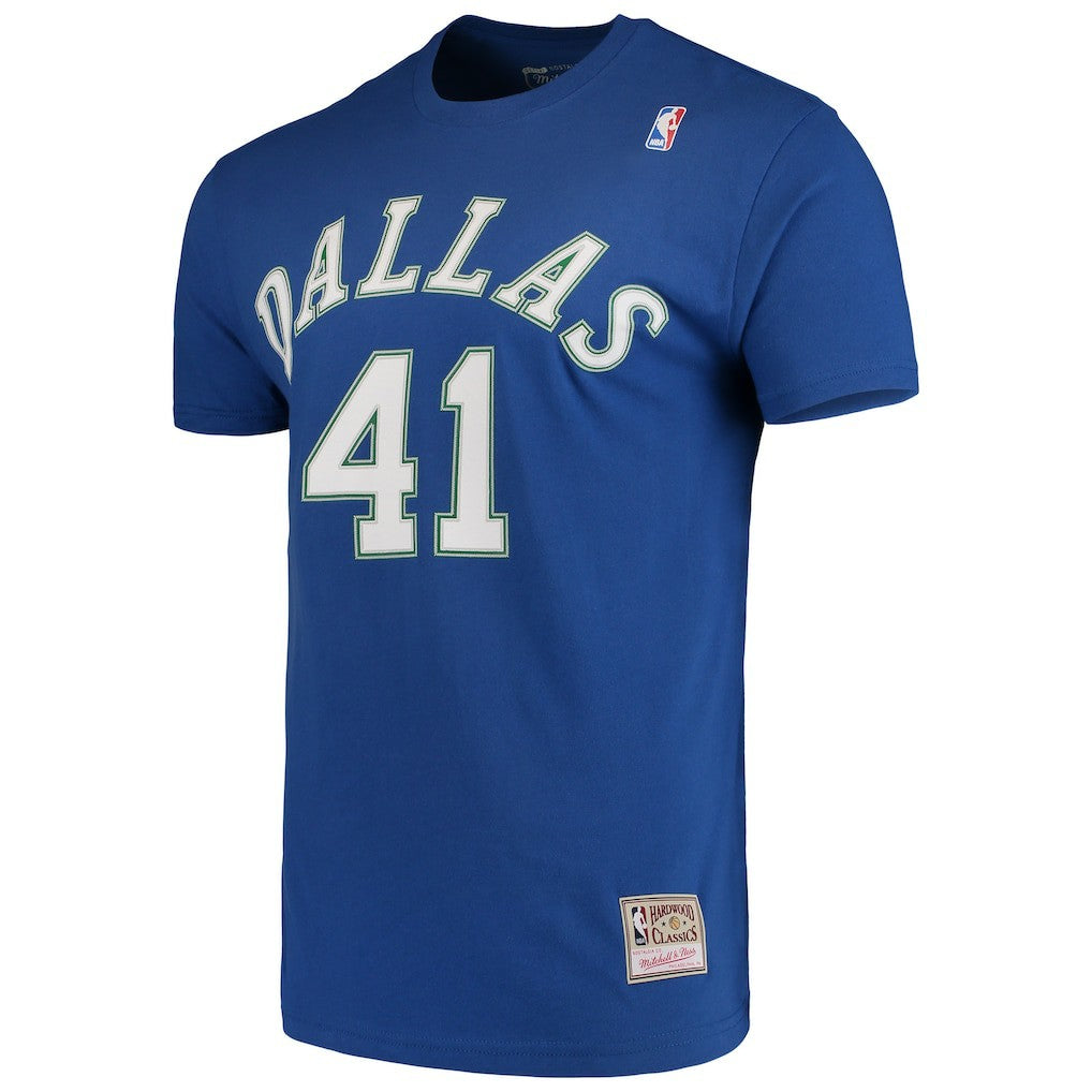 Mitchell & Ness - Dirk Nowitzki Dallas Mavericks Hardwood Classics Team Name & Number T-Shirt - Blue