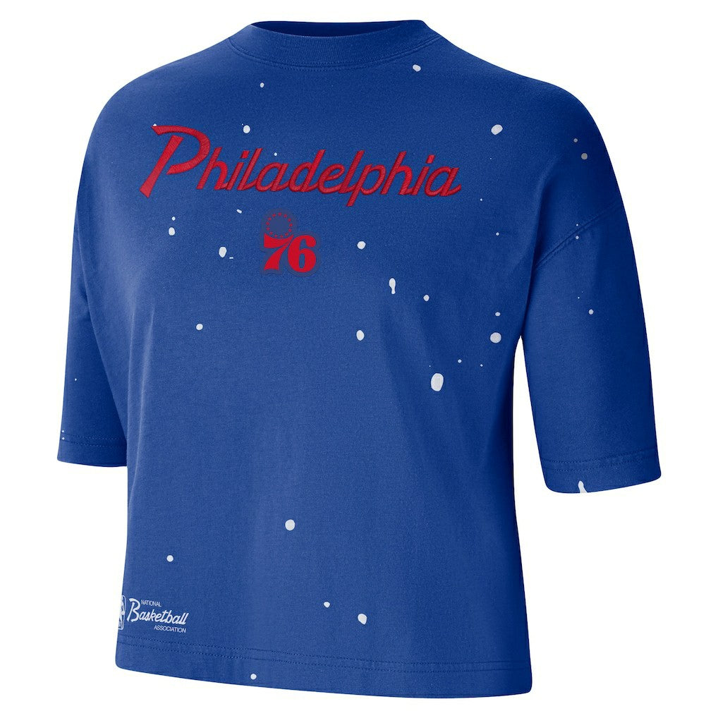 Nike - Philadelphia 76ers Women's Courtside Splatter Cropped T-Shirt - Royal