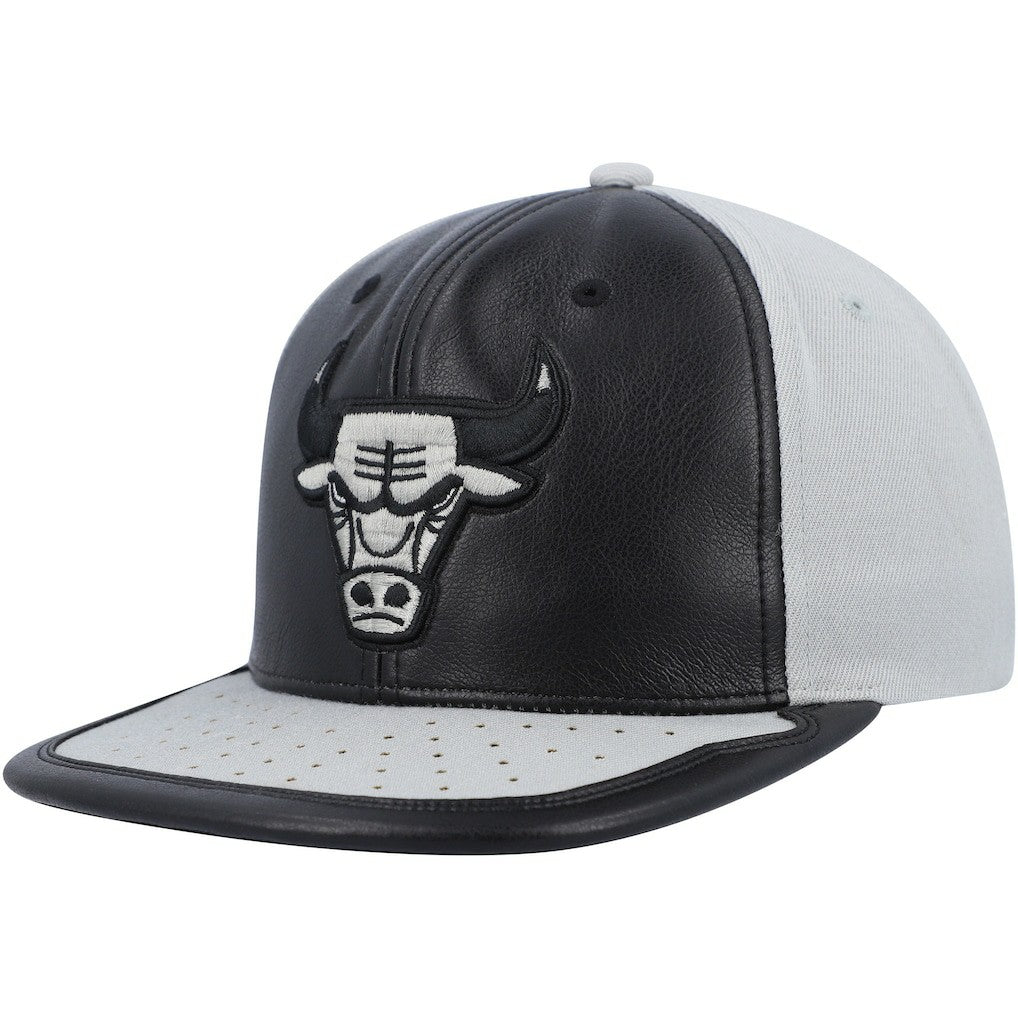 Mitchell & Ness - Chicago Bulls Day One Snapback Hat - Black/Gray