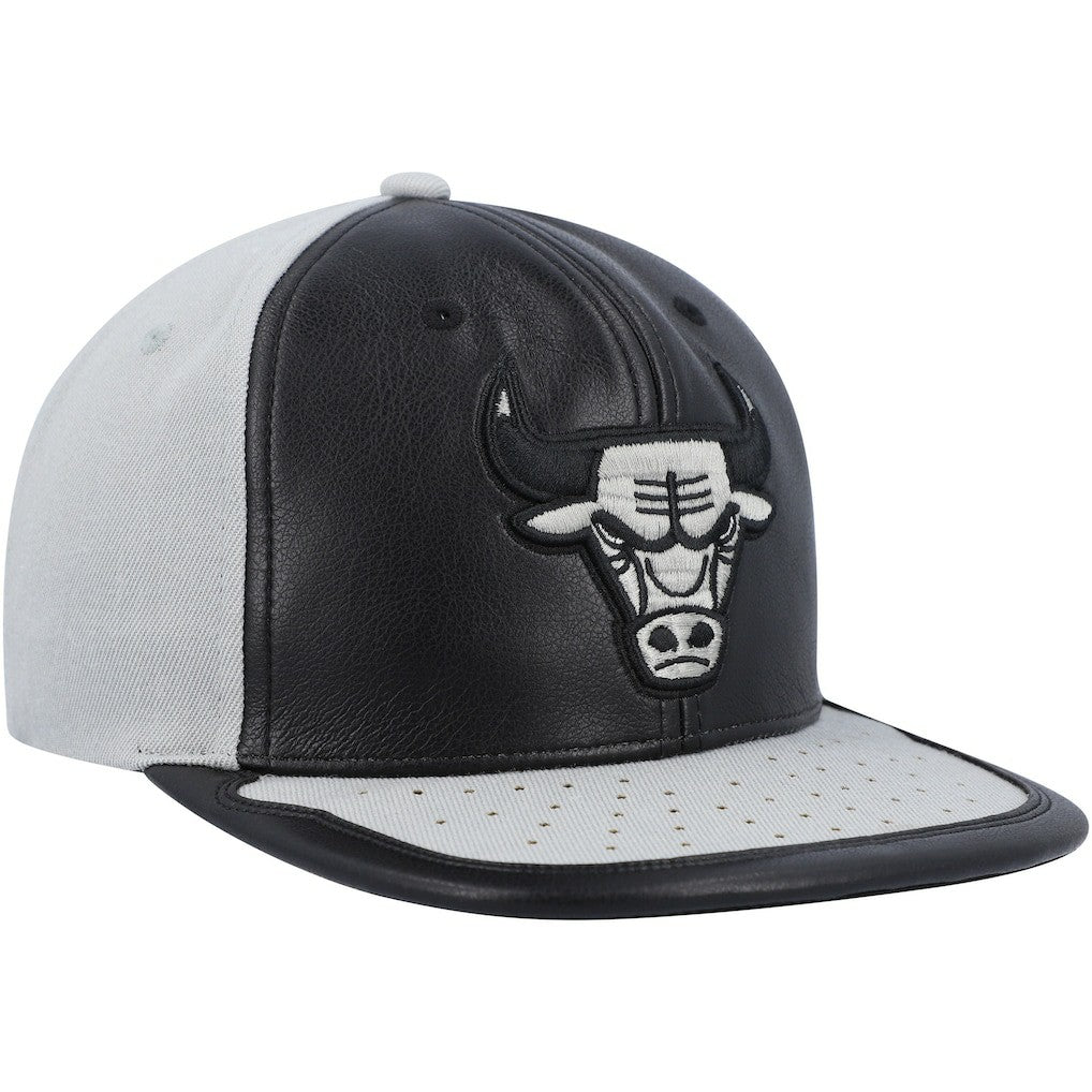 Mitchell & Ness - Chicago Bulls Day One Snapback Hat - Black/Gray