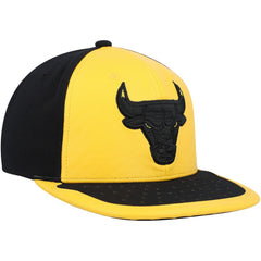 Mitchell & Ness - Chicago Bulls Day One Snapback Hat - Yellow/Black
