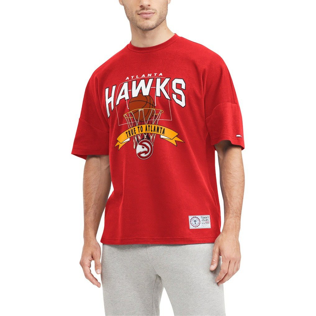 NBA - Atlanta Hawks Tommy Jeans Tim Backboard T-Shirt - Red